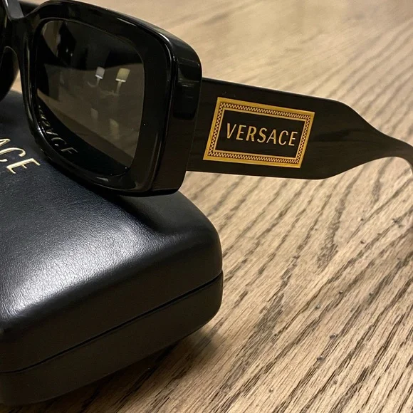 Versace Black Frame Square Gold Logo Sunglasses Model 4377 Men’s & Women’s NEW - Picture 5 of 10